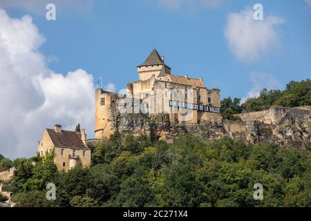 Castelnaud, Dordogne, Francia - 7 Settembre 2018: Chateau de Castelnaud, fortezza medioevale a Castelnaud-la-Chapelle, Dordogne, Aquitaine, Francia Foto Stock