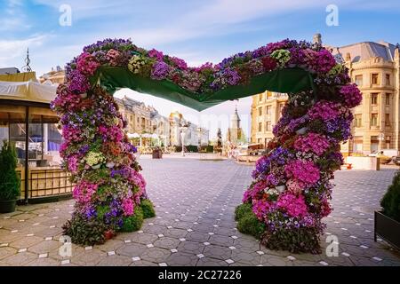 Arco di fiori sulla piazza Foto Stock