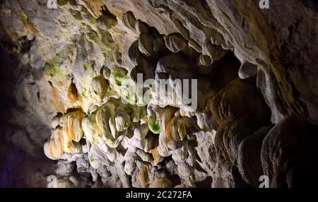 Vista interna della grotta di Vrelo, del Matka Canyon, della Macedonia del Nord Foto Stock