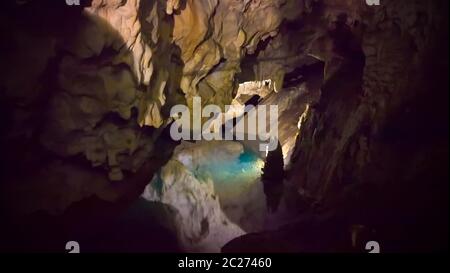 Vista interna della grotta di Vrelo, del Matka Canyon, della Macedonia del Nord Foto Stock