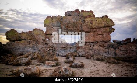 Astratto formazione rocciosa, finestra alias al parco nazionale di Isalo, Madagascar Foto Stock