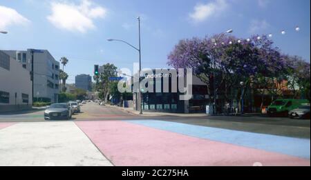 Los Angeles, California, USA 16 giugno 2020 UNA visione generale dell'atmosfera dei colori della bandiera del trasporto dipinta in via su Santa Monica Blvd durante Coronavirus Covid-19 Pandemic il 16 giugno 2020 a Los Angeles, California, USA. Foto di Barry King/Alamy Stock foto Foto Stock