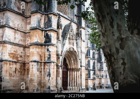 Batalha, Portogallo - 13 Aprile 2019: dettagli architettonici del monastero di Santa Maria da Vitoria noto come il Monastero di Batalha su una giornata di primavera. Nazioni Unite Foto Stock