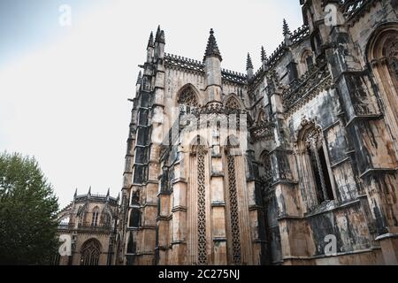 Batalha, Portogallo - 13 Aprile 2019: dettagli architettonici del monastero di Santa Maria da Vitoria noto come il Monastero di Batalha su una giornata di primavera. Nazioni Unite Foto Stock