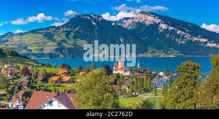 Vista aerea della Chiesa di Spiez e del Castello sulle rive del lago Thun nella regione dell'Oberland Bernese del Cantone Svizzero di Berna al tramonto, Spiez, Svizzeraaaaam Foto Stock