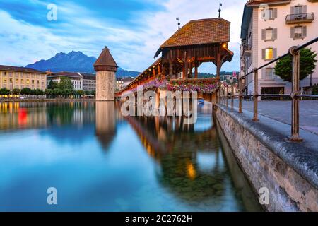 Water Tower, Wasserturm, Monte Pilatus e Ponte della Cappella, Kapellbrucke sul fiume Reuss durante l'ora blu serale nella Città Vecchia di Lucerna, Svizzeraaaaè Foto Stock