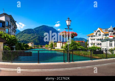 Città vecchia e fiume Aare, Interlaken, importante centro turistico nelle Highlands Bernesi, Svizzera Foto Stock