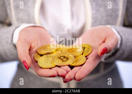 Moneta di Bitcoin nelle mani della donna Foto Stock