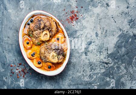 Ossobuco, piatto tradizionale della cucina italiana. Stufati di carne di vitello gamba Foto Stock