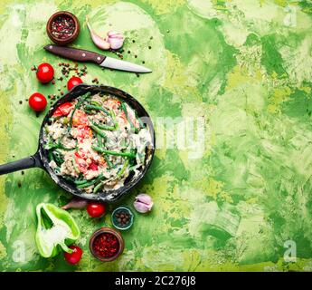 Proteina uova strapazzate con fagioli asparagi. Uova fritte con verdure Foto Stock