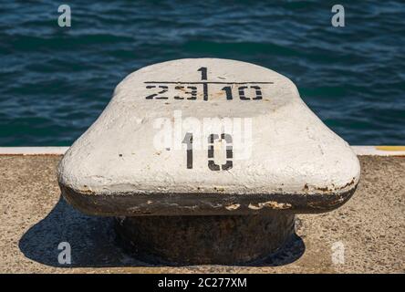 Odessa, Ucraina - 04.20.2019. Bitte di Ormeggio nel porto di Odessa in una giornata di sole Foto Stock