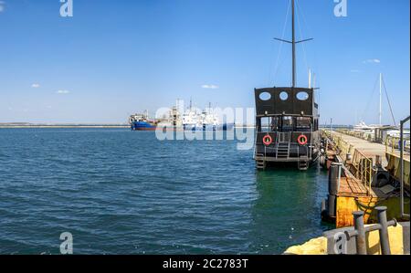 Odessa, Ucraina - 04.20.2019. Il piacere del pirata nave al molo del porto di Odessa a inizio primavera Foto Stock