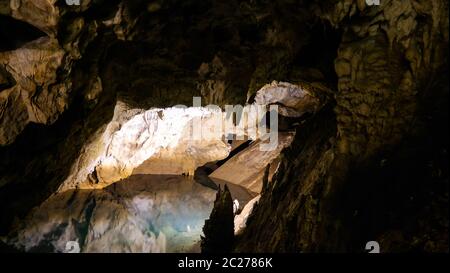 Vista interna della grotta di Vrelo, del Matka Canyon, della Macedonia del Nord Foto Stock