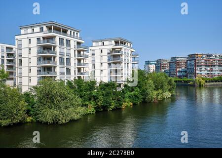 Nuovi edifici di appartamenti sul mare del fiume Sprea a Berlino, Germania Foto Stock