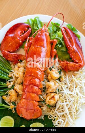 Lobster Pad Thai, saltate in padella il riso tailandese noodle pasta con l'aragosta intera e Carne di astice. Foto Stock