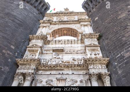 Castel Nuovo - l'arco trionfale integrato nel castello. Foto Stock