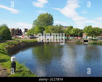 una vista dell'entrata serratura del bacino di brighouse con le case galleggianti ormeggiate sul calder e canale di navigazione hebble in calderdale noi Foto Stock