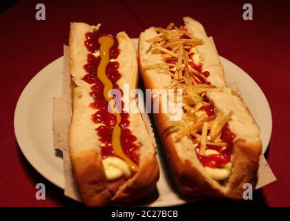 Big hot dog con salse e patate fritte Foto Stock