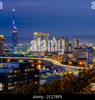 Torre di Fukuoka tramonto al crepuscolo con downtown cityscape nella citta' di Fukuoka Kyushu a sud del Giappone Foto Stock