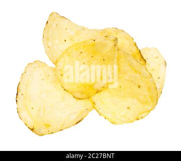 Alcuni chip di patate con la buccia isolati su sfondo bianco Foto Stock
