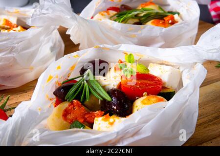 gnocchi al forno con pomodori zucchini e formaggio di pecora a dadini Foto Stock