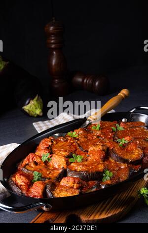 arni me melitzanes - agnello stufato con melanzane Foto Stock