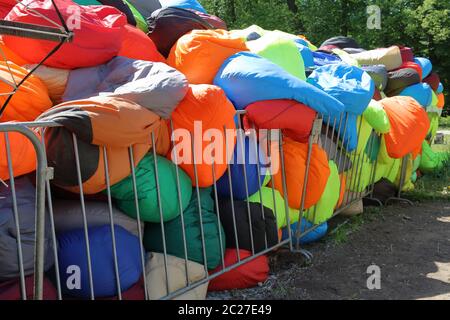 Borse poltroncine multicolore in un parco cittadino Foto Stock