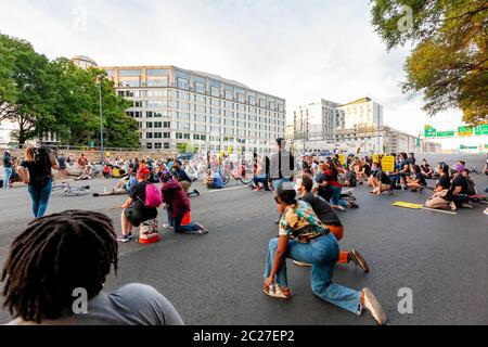 I manifestanti osservano 8 minuti e 46 secondi sull'Interstate 395 per protesta contro la brutalità e l'omicidio della polizia, nel centro di Washington, DC, Stati Uniti Foto Stock