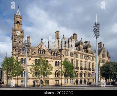 vista del municipio di bradford nello yorkshire occidentale, un edificio in pietra arenaria gotico vittoriano con statue e torre dell'orologio Foto Stock