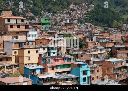 Vista panoramica del distretto Comuna 13 a Medellin, Colombia, noto come territorio precedente di cartelli e conflitti di droga Foto Stock