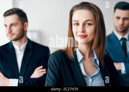 Gruppo di successo del team aziendale e il loro grazioso leader di fronte Foto Stock