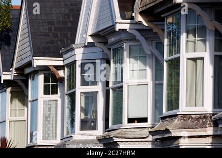 Alloggiamento superiore windows in una schiera edoardiana street Foto Stock