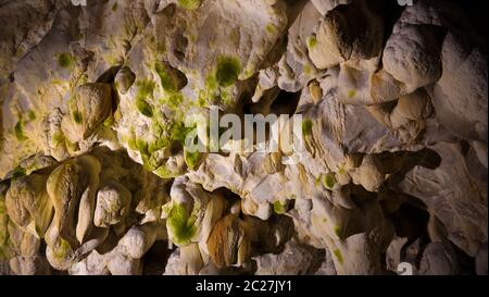 Vista interna della grotta di Vrelo, del Matka Canyon, della Macedonia del Nord Foto Stock