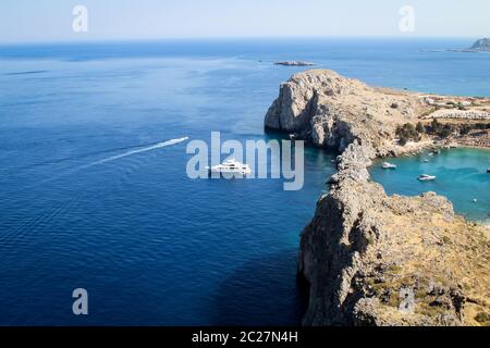 Vista dalla roccia giù per la costa rocciosa Foto Stock