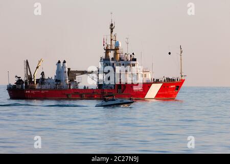 Port Stanley, Canada - 16 giugno 2020. La nave canadese della Guardia Costiera Limnos siede ancorata sul Lago Erie al largo della spiaggia a Port Stanley, mentre la nave e l'equipaggio conducono esercizi di addestramento. Mark Spowart/Alamy Live News. Foto Stock