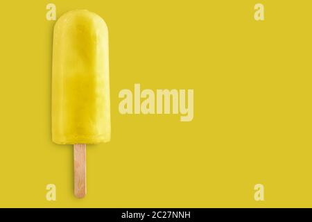 Ghiaccioli al limone su sfondo giallo Foto Stock