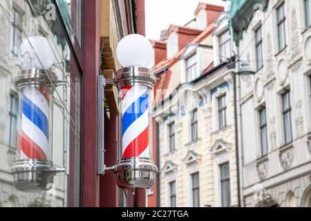 Un palo del barbiere - segno usato dai barbiere per indicare il luogo o il negozio dove si esibiscono le loro imbarcazioni. Vista sulla città Foto Stock