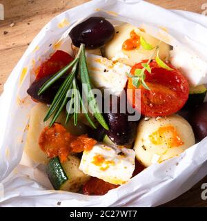 gnocchi al forno con pomodori zucchini e formaggio di pecora a dadini Foto Stock