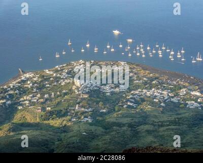 Elevato angolo di visione a Stromboli vicino la Sicilia, Italia Foto Stock