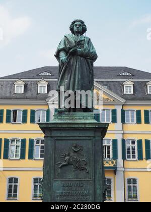 Beethoven Denkmal (svelata 1845) statua in bronzo a Bonn, Germania Foto Stock