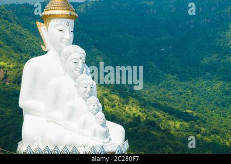 Grande statua del Buddha Wat Phra che Pha Son Kaew Foto Stock