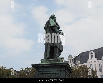 Beethoven Denkmal (svelata 1845) statua in bronzo a Bonn, Germania Foto Stock