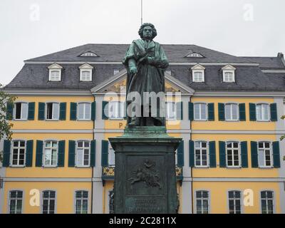 Beethoven Denkmal (svelata 1845) statua in bronzo a Bonn, Germania Foto Stock