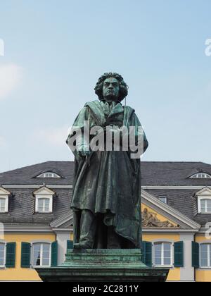 Beethoven Denkmal (svelata 1845) statua in bronzo a Bonn, Germania Foto Stock