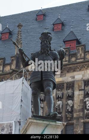 Karlsbrunnen (significato Fontana Carlo Magno) inaugurato nel 1620 di fronte al Rathaus (municipio) ad Aquisgrana in Germania Foto Stock