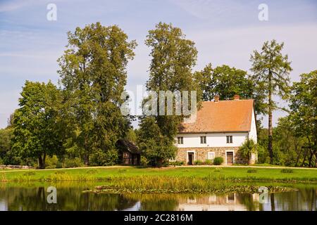 Casa sul Lago di Bank in autunno. Paesaggio di campagna nei pressi di un famoso resort lettone di Sigulda, Lettonia, Regione di Vidzeme, Turaida Museum Riserva, Europa Foto Stock