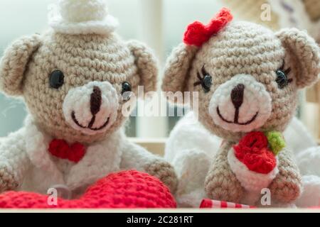 Il giorno di San Valentino sweetheart simpatici orsetti di peluche Cuore di contenimento ed una rosa rossa Foto Stock