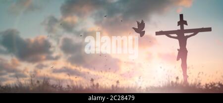 Silhouette gesù cristo crocifisso sulla croce sul calvario tramonto sfondo concetto per il venerdì Santo è risorto nel giorno di pasqua, il Venerdì Santo adorazione in Dio, Foto Stock