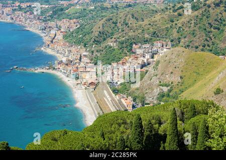 Vista aerea della Sicilia con Taormina e Giardini Naxos villaggi in Italia. Foto Stock