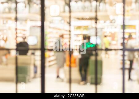 Immagine astratta di persone in grandi magazzini di un moderno centro affari con uno sfondo sfocato Foto Stock